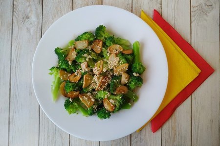Фото к рецепту: Салат из брокколи и чесночных чипсов