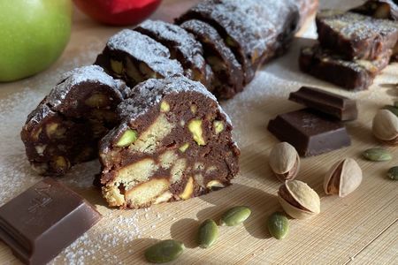 Фото к рецепту: Шоколадная колбаска из печенья с фисташками и шоколадом