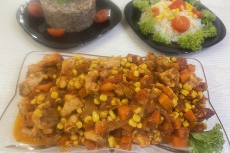 Фото к рецепту: Куриная грудка с кукурузой и овощами, курица по-мексикански
