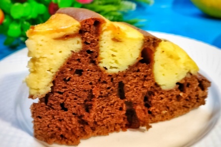 Фото к рецепту: Шоколадный пирог выпекается сразу с кремом