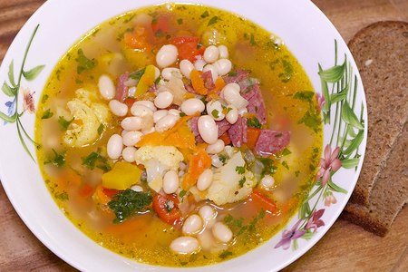 Фото к рецепту: Фасолевый суп с цветной капустой  (из белой фасоли) 