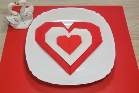 Как украсить стол на день влюбленных/ салфетки в форме сердца