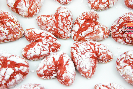 Фото к рецепту: Печенье-сердечки красный бархат
