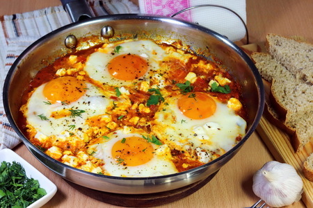 Фото к рецепту: Шакшука или яичница с помидорами и сладким перцем
