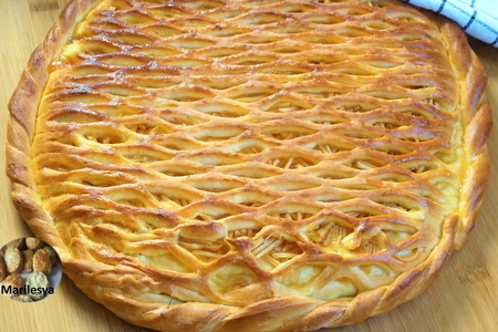 Фото к рецепту: Пирог с яблоками и абрикосовым джемом