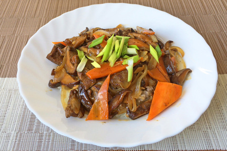 Говядина с шиитаке и овощами | корейская кухня