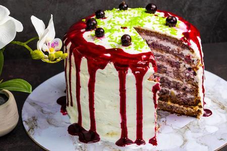 Фото к рецепту: Бисквитный торт с черной смородиной и творожным кремом