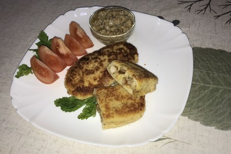 Фото к рецепту: Картофельные зразы с курицей и грибным соусом