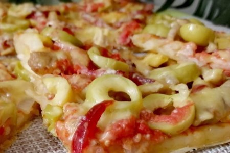 Фото к рецепту: Пицца "из того что было" (с готовым тестом) 