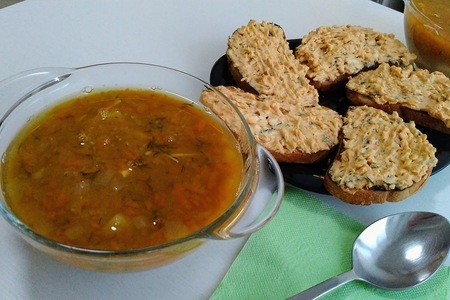 Фото к рецепту: Суп из чечевицы с курицей и гренки с начинкой: идеальный тандем