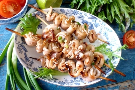 Фото к рецепту: Шашлычки из кальмаров с чесноком