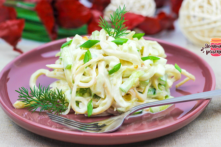 Фото к рецепту: Нежный и сочный салат с кальмарами за 15 минут
