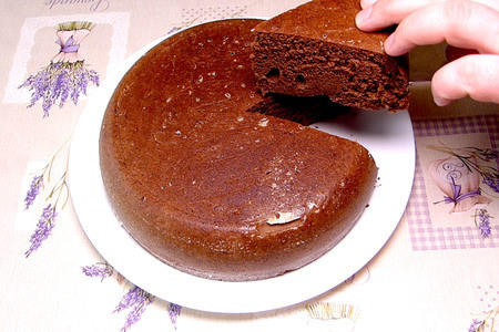 Фото к рецепту: Шоколадный бисквит в мультиварке