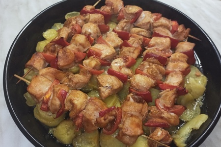 Фото к рецепту: Куриный шашлык на шпажках с картошкой в духовке