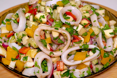 Фото к рецепту: Вкусный салат с кальмарами без майонеза
