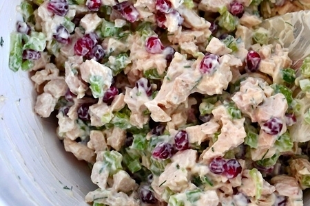 Фото к рецепту: Салат из шампиньонов и копчёной курицы