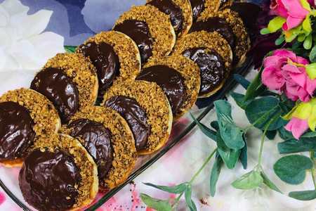 Фото к рецепту: Шоколадно - ореховое песочное печенье