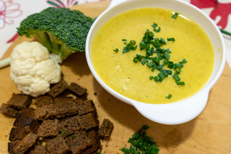 Фото к рецепту: Сырный суп-пюре из брокколи и цветной капусты