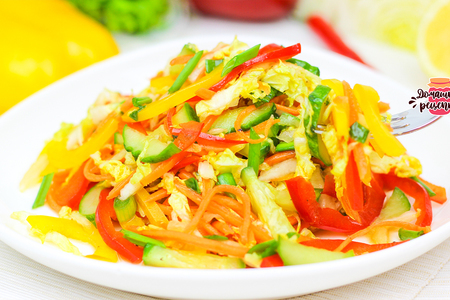 Фото к рецепту: Хрустящий салат витаминка с пекинской капустой, огурцом и яркими перцами