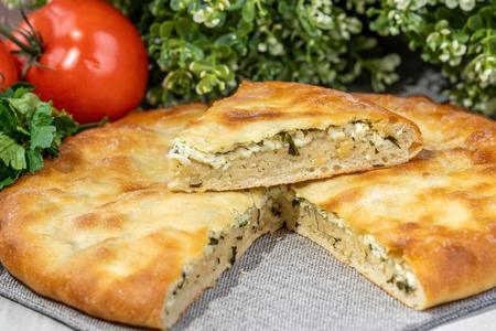 Фото к рецепту: Осетинский пирог с рассольным сыром и зеленью на кефире