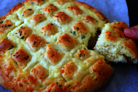 Фото к рецепту: Супер хлеб с чесноком и сыром // рецепт чесночного хлеба