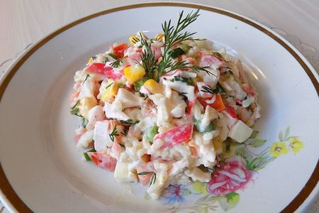 Фото к рецепту: Салат из крабовых палочек с овощами и рисом