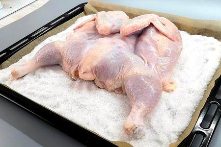 Фото к рецепту: Самый простой рецепт вкусной курицы в духовке