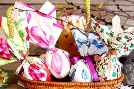 Пасхальные яйца, декорированные салфетками и лентами #пасха2021