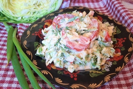 Фото к рецепту: Салат из молодой капусты с помидорами и сыром