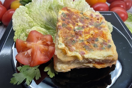 Фото к рецепту: Горячий бутерброд с колбасой и сыром "завтрак холостяка"