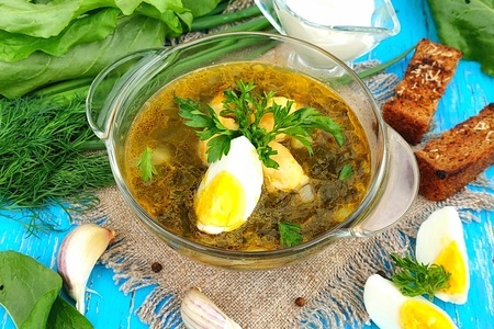 Фото к рецепту: Зелёные щи с куриными фрикадельками #литкухня #кулинар