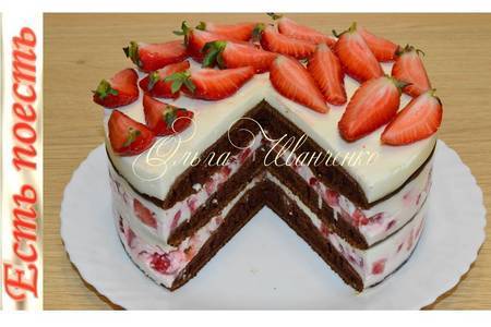 Торт шоколадный с ягодами на сковороде