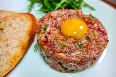 Фото к рецепту: Тартар из говядины | французская закуска из сырого мяса