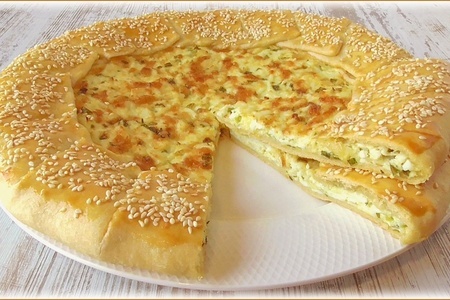 Фото к рецепту: Быстрый пирог (галета) с зелёным луком, яйцами и сыром