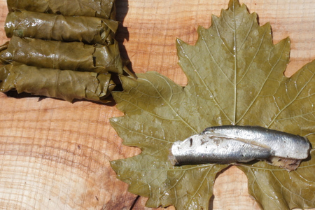 Фото к рецепту: Килька в виноградных листьях на углях