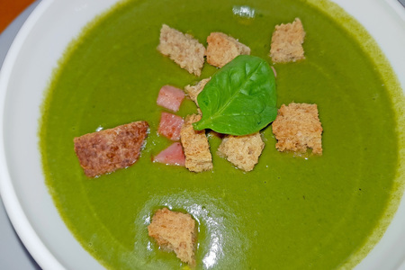 Фото к рецепту: Нежный крем-суп со шпинатом