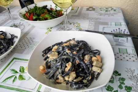 Фото к рецепту: Тальятелле с чернилами каракатицы под сливочным соусом с тунцом и креветками