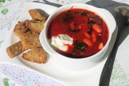 Фото к рецепту: Летний свекольный суп со щавелем и фасолью