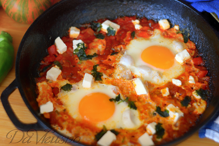 Фото к рецепту: Шакшука, быстрый завтрак из яиц