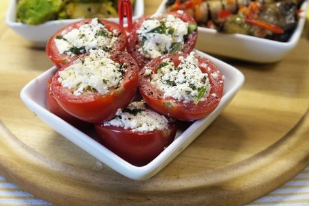 Фото к рецепту: Антипасти из помидоров черри с брынзой и творогом