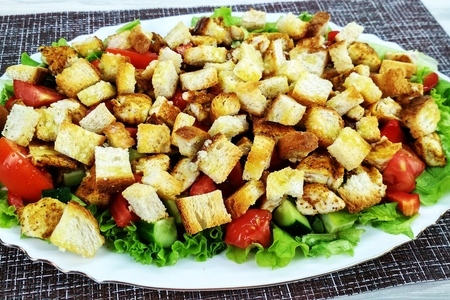Фото к рецепту: Овощной салат с куриной грудкой и сухариками