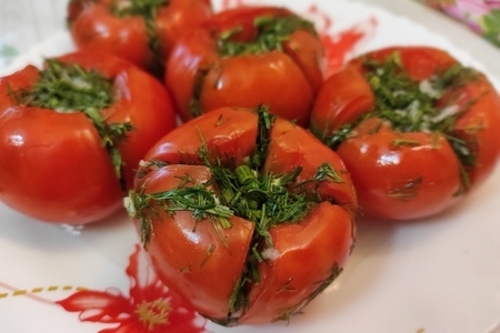 Фото к рецепту: Малосольные помидоры с зеленью и чесноком