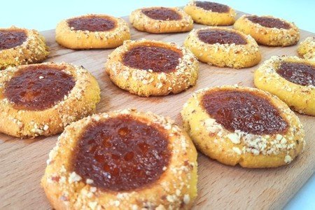 Фото к рецепту: Миндальное печенье на вареных желтках с абрикосовым вареньем