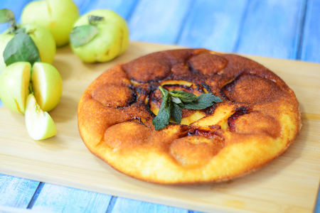 Фото к рецепту: Бисквитный пирог с яблоками на сковороде
