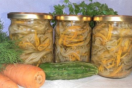 Фото к рецепту: Салат на зиму «огурцы с морковью по-корейски»