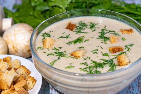 Фото к рецепту: Быстрый грибной суп пюре из шампиньонов со сливками