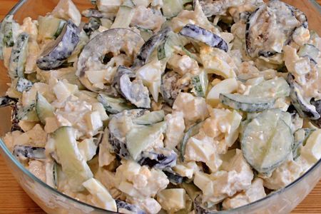 Фото к рецепту: Салат из баклажанов со  свежими огурцами и куриной грудкой