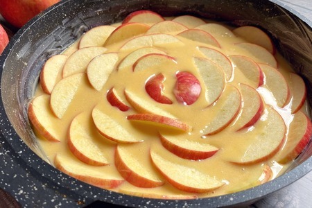 Фото к рецепту: Шарлотка с яблоками