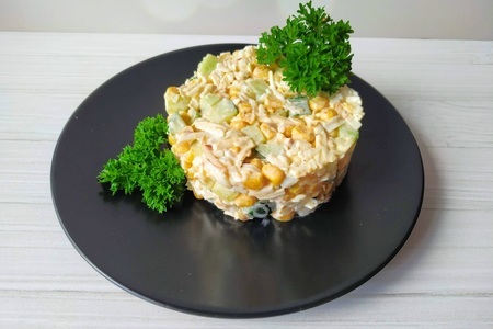 Фото к рецепту: Салат "прованс" с колбасным сыром и кукурузой