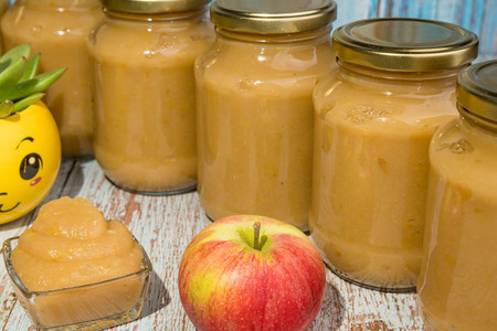 Фото к рецепту: Натуральное пюре из свежих яблок без стерилизации